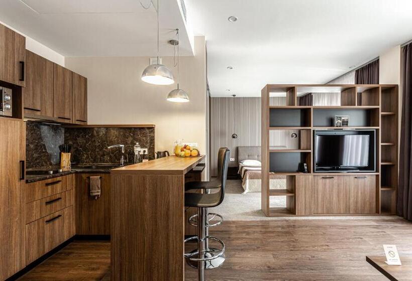 1 Szobás Apartman, Senator Maidan