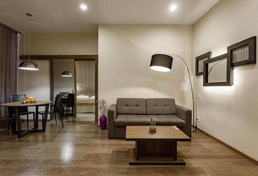 1 Szobás Apartman, Senator Maidan