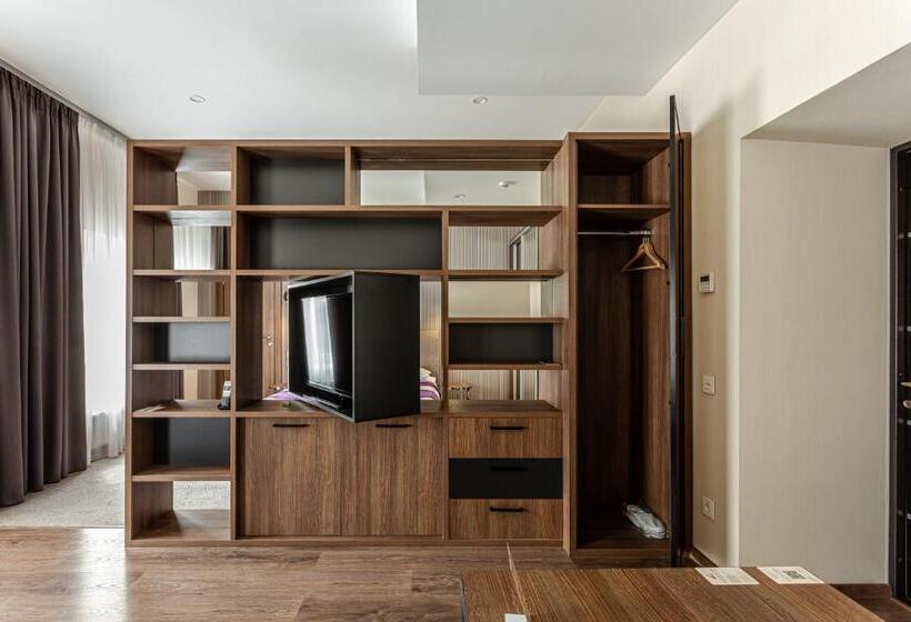 Standard Stúdió Szoba, Senator Maidan