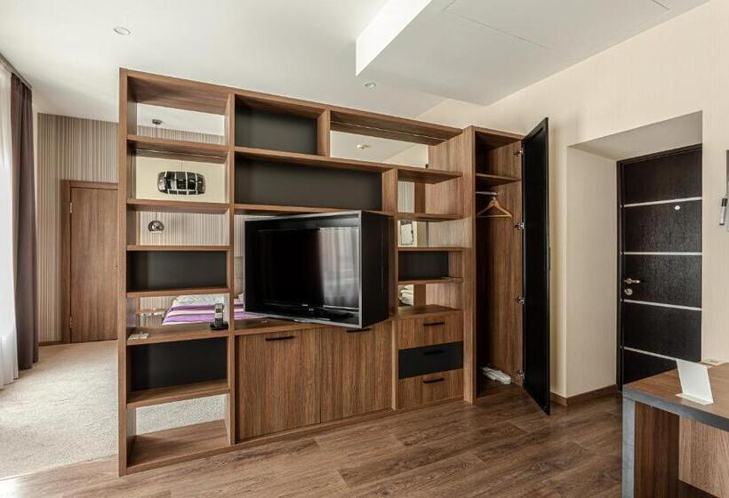 Standard Stúdió Szoba, Senator Maidan