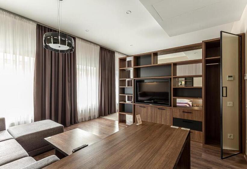 Standard Stúdió Szoba, Senator Maidan