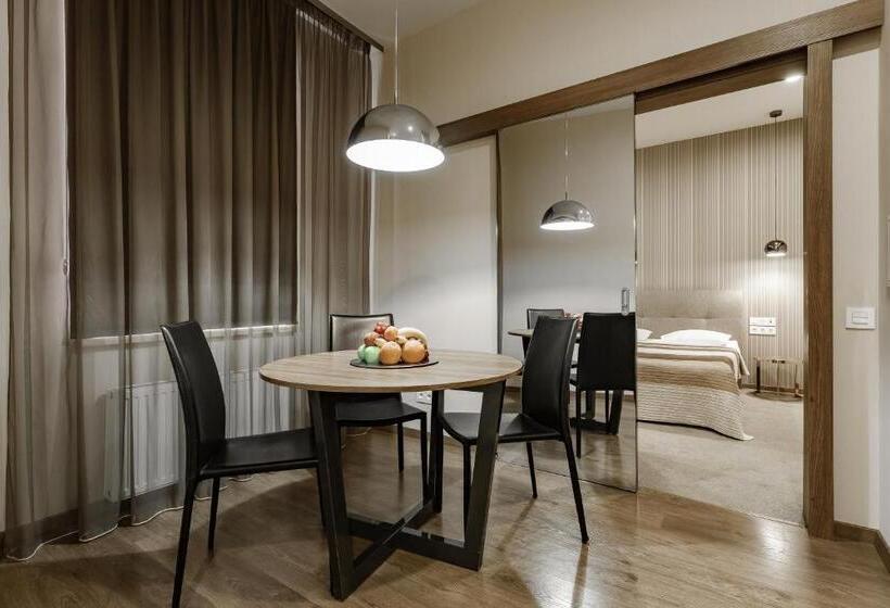 1 Szobás Apartman, Senator Maidan