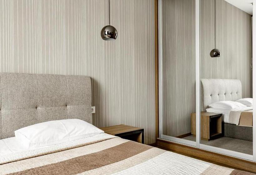 1 Szobás Apartman, Senator Maidan