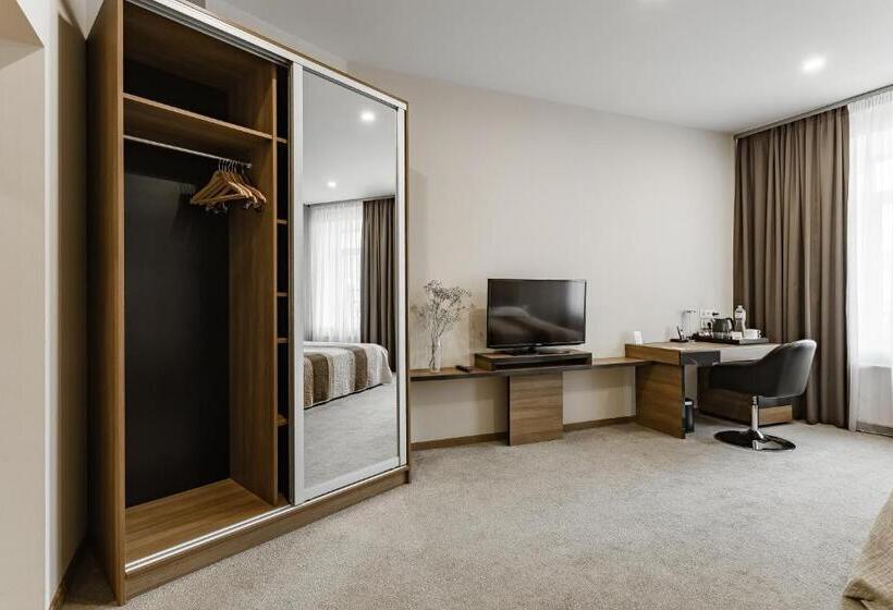 1 Szobás Apartman, Senator Maidan