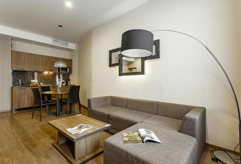 1 Szobás Apartman, Senator Maidan