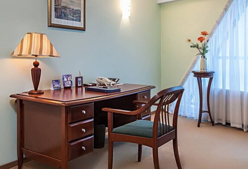 جناح, Alexandrovsky Garden