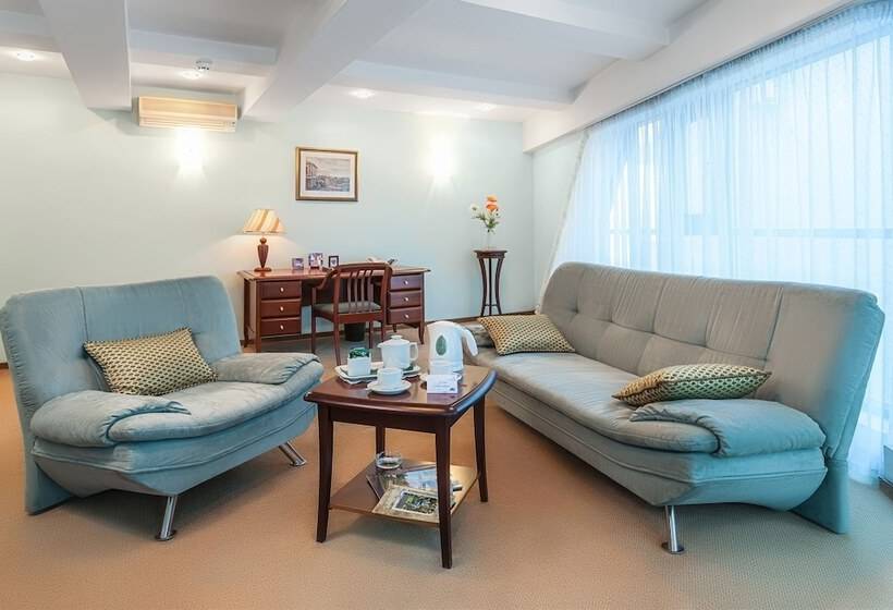 جناح, Alexandrovsky Garden