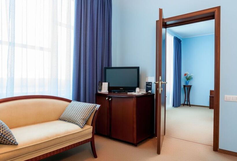 جناح, Alexandrovsky Garden