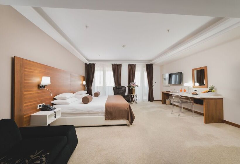 اتاق سوپریور, Aurel