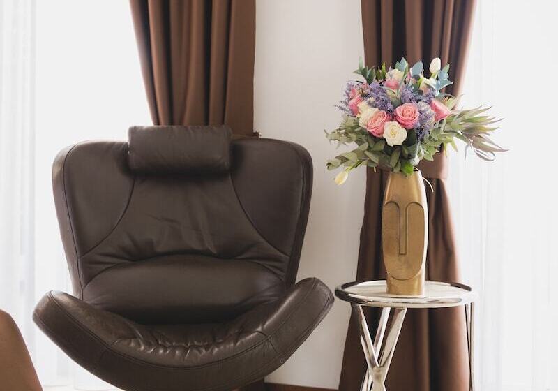 اتاق سوپریور, Aurel