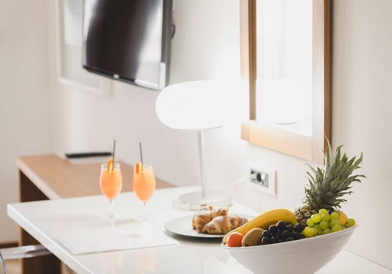 اتاق سوپریور, Aurel