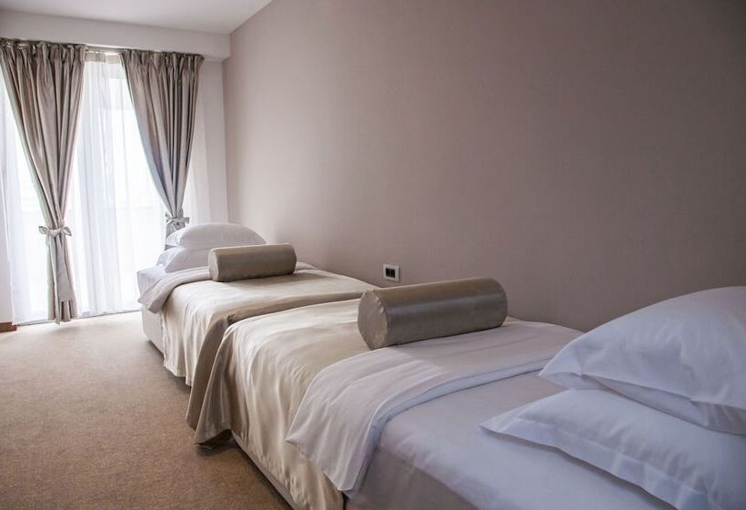 سوییت جونیور, Aurel