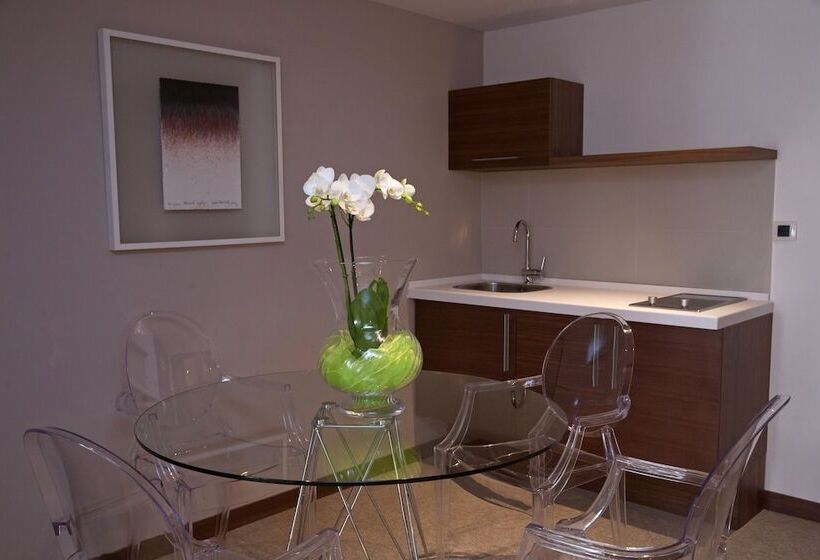 سوییت جونیور, Aurel