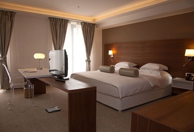 استودیوی استاندارد, Aurel