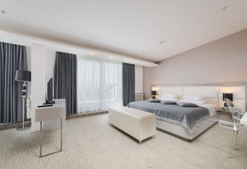 سوییت لوکس, Aurel