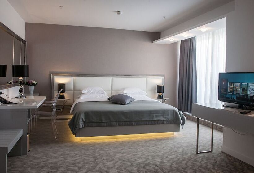 سوییت لوکس, Aurel