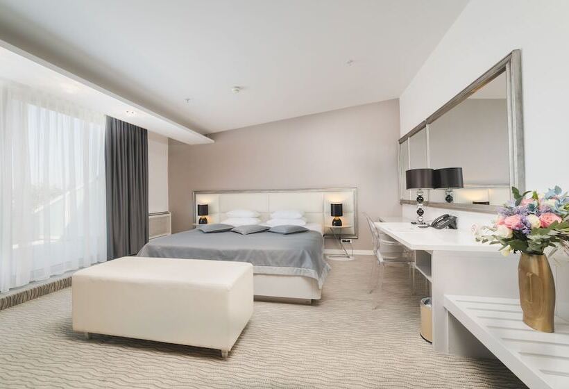 سوییت لوکس, Aurel