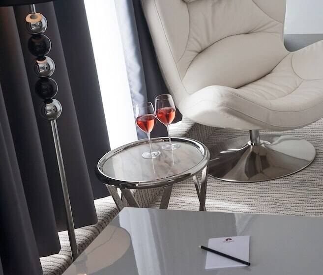 سوییت لوکس, Aurel