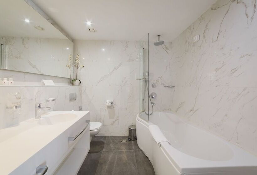 سوییت لوکس, Aurel