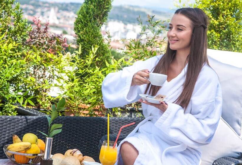 سوییت لوکس, Aurel