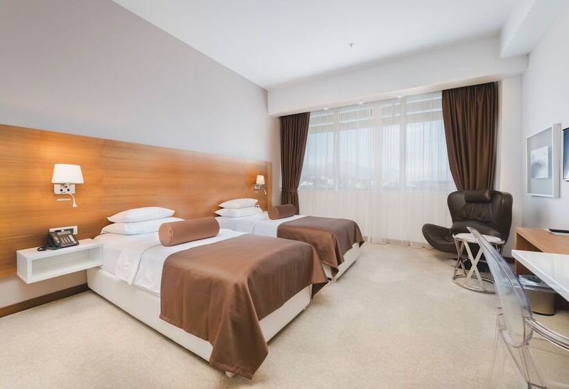 اتاق اکونومی, Aurel