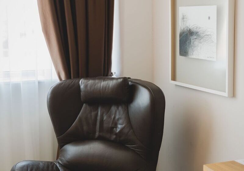 اتاق اکونومی, Aurel