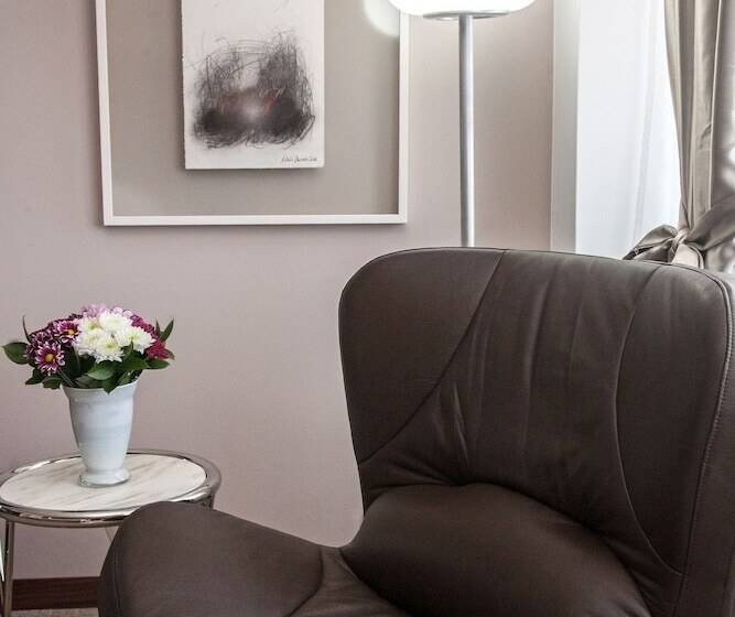 اتاق استاندارد سه نفره, Aurel