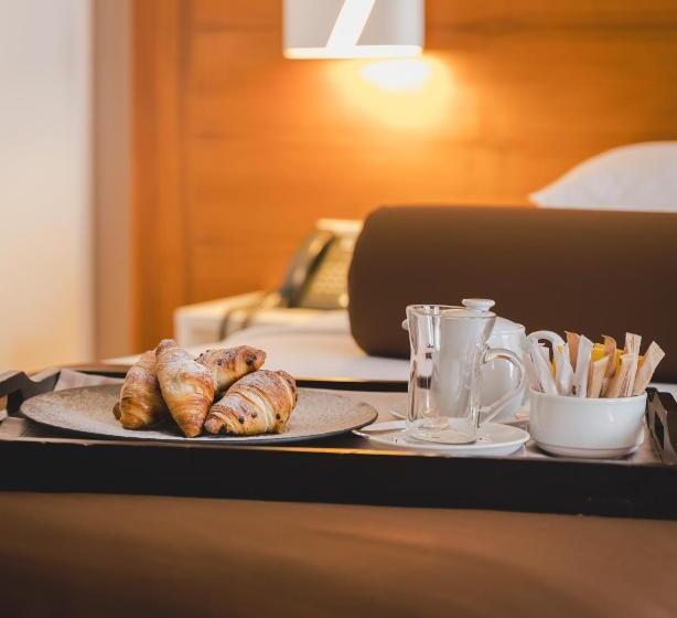 اتاق سوپریور, Aurel