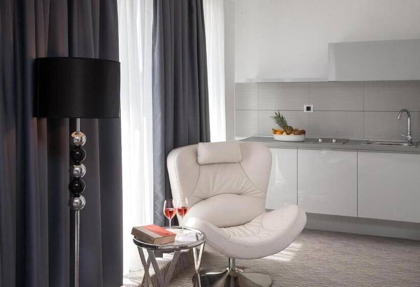 سوییت لوکس, Aurel