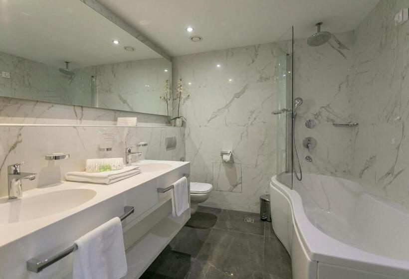 سوییت لوکس, Aurel