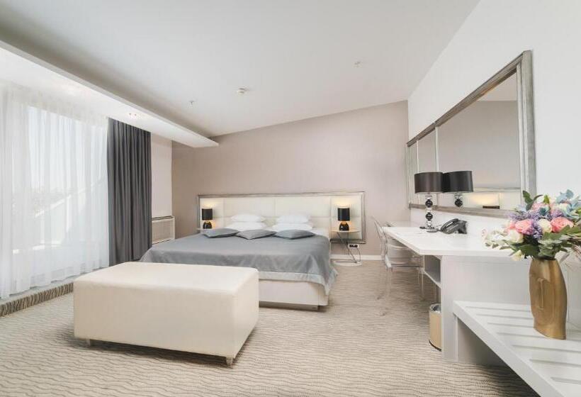 سوییت لوکس, Aurel