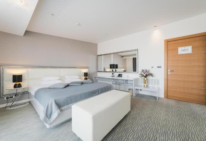 سوییت لوکس, Aurel