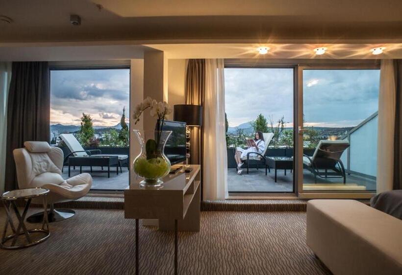 سوییت لوکس, Aurel