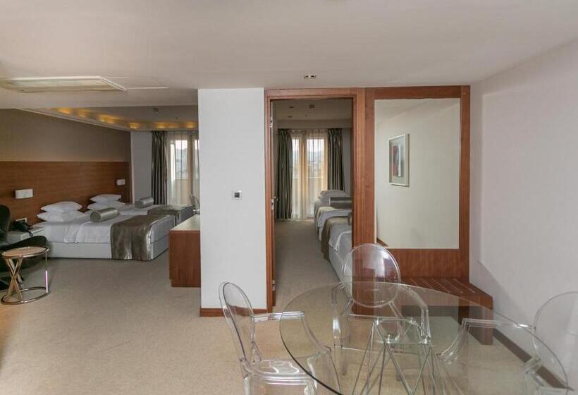 سوییت جونیور, Aurel