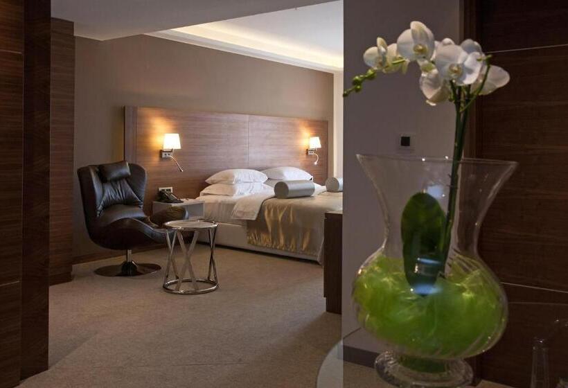 سوییت جونیور, Aurel