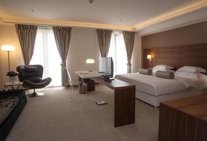 استودیوی استاندارد, Aurel