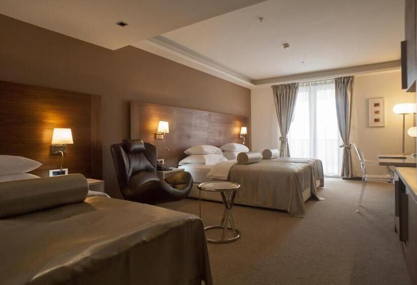 اتاق استاندارد سه نفره, Aurel