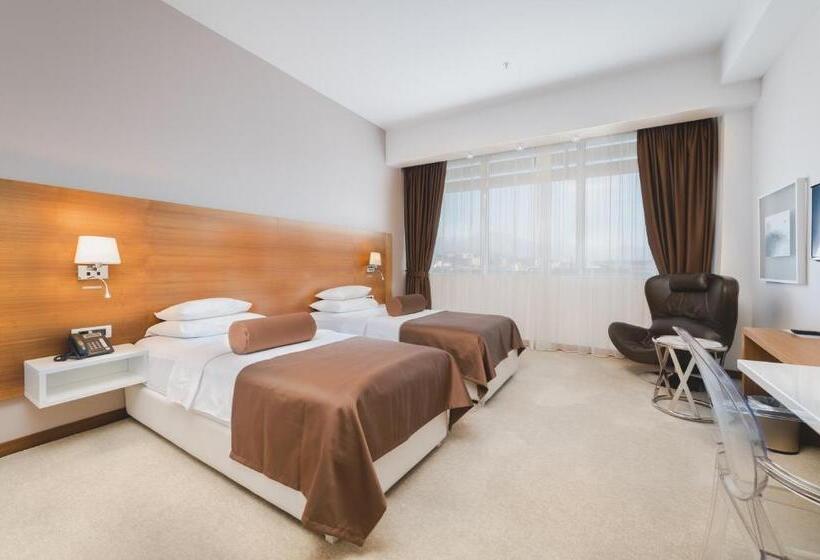 اتاق اکونومی, Aurel