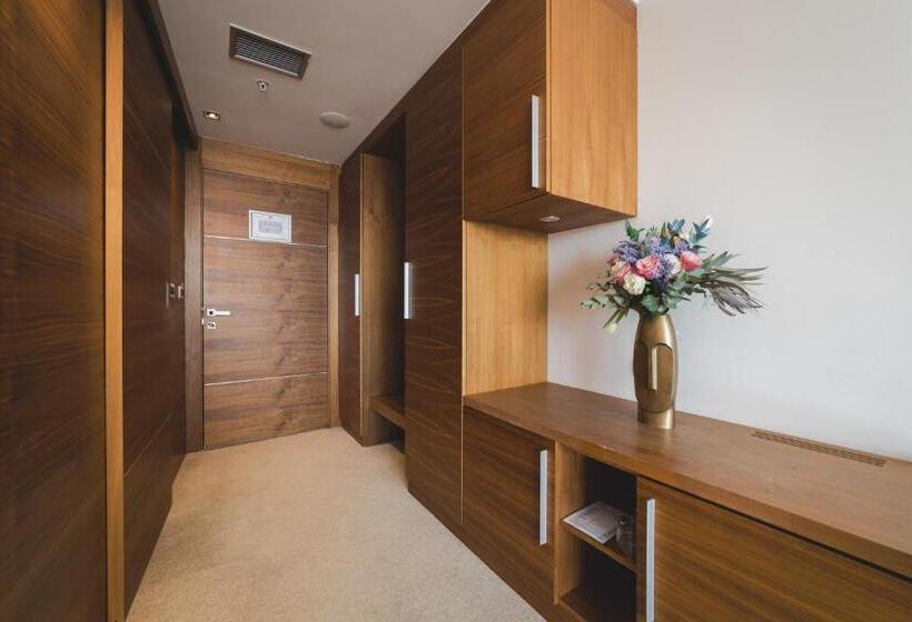 اتاق استاندارد, Aurel