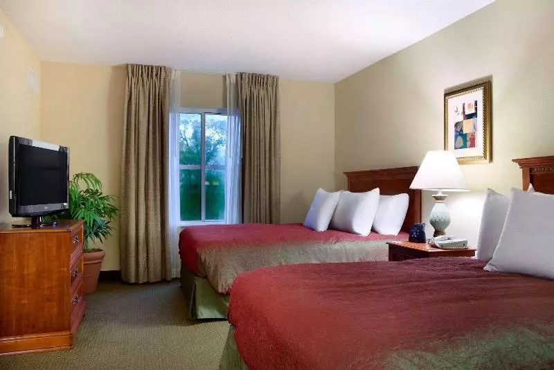 スタンダードスタジオ, Holiday Villa Hotel & Suites