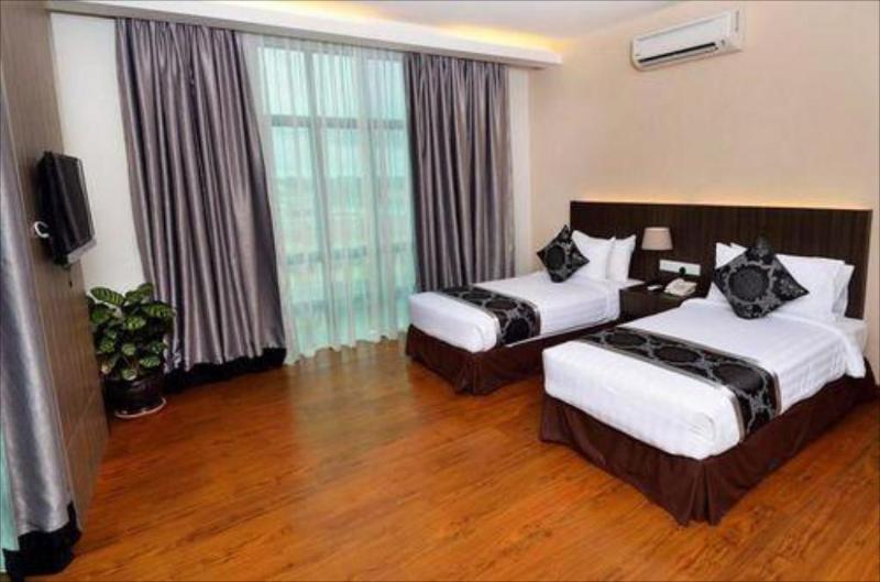 اتاق لوکس سه تخته, Holiday Villa Hotel & Suites