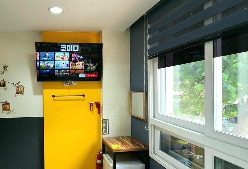 Camera Deluxe, Hostel Tommy
