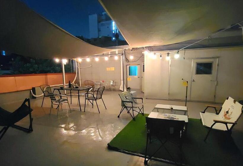 חדר משפחתי, Hostel Tommy