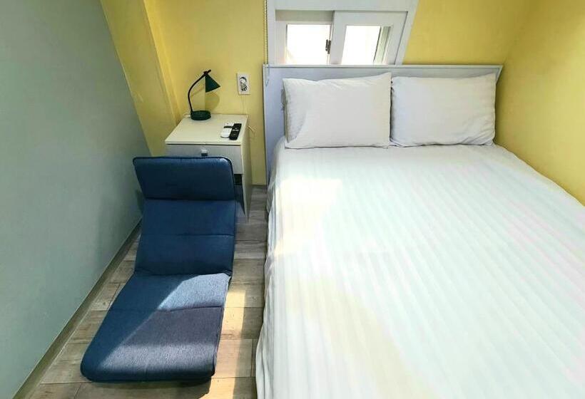 חדר משפחתי, Hostel Tommy