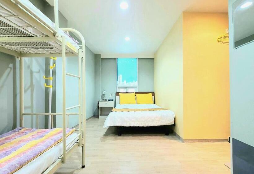 חדר משפחתי, Hostel Tommy