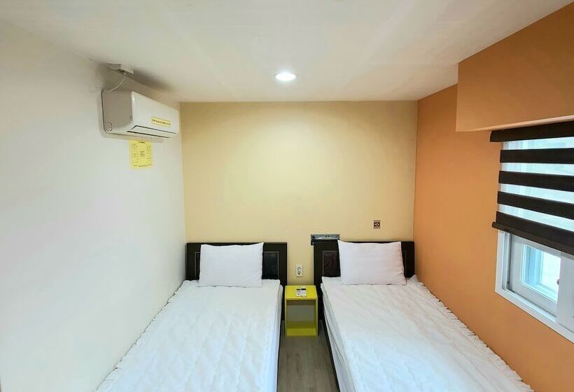 Camera Deluxe, Hostel Tommy