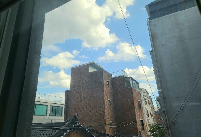 חדר משפחתי, Hostel Tommy