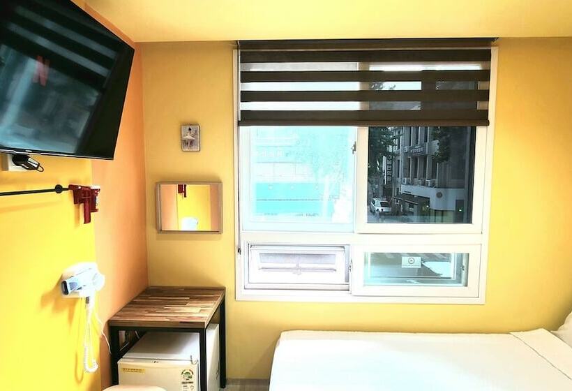 Camera Deluxe, Hostel Tommy