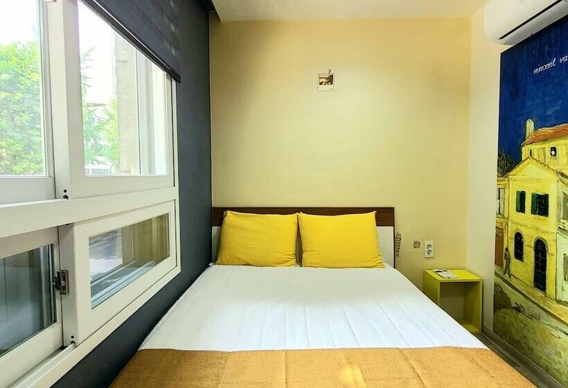 Camera Deluxe, Hostel Tommy