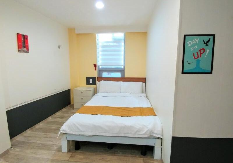 חדר משפחתי, Hostel Tommy